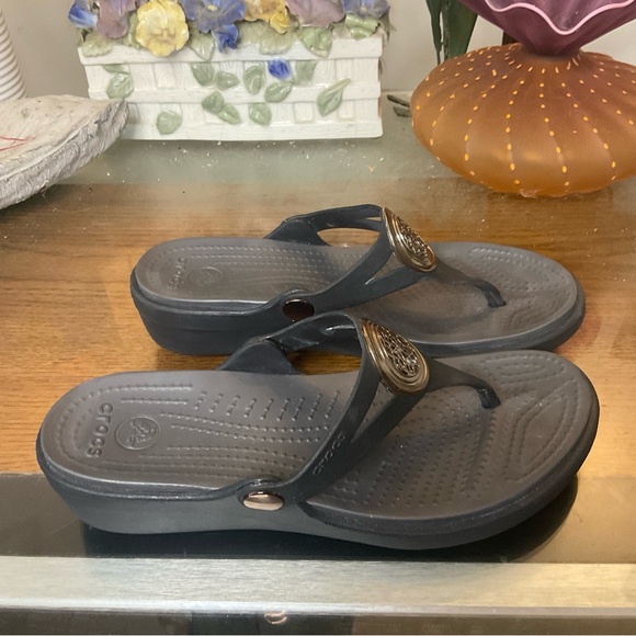 CROCS SANRAH LIQUID METALLIC WEDGE SANDALS 6 - Picture 2 of 7